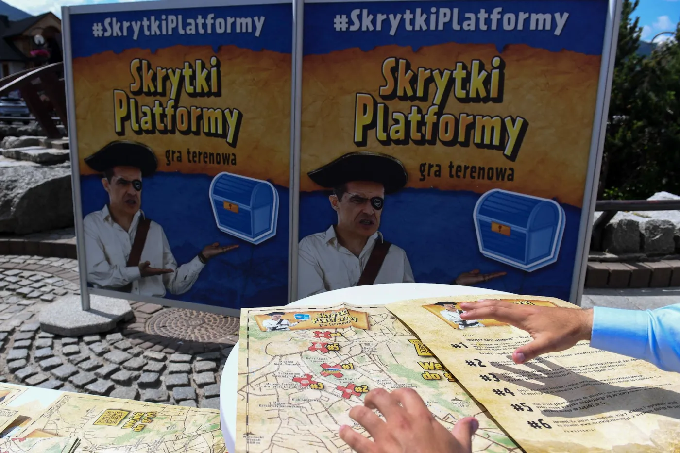 Nowa akcja PiS w Zakopanem. Fotościanki z "szatniarzem Europy" i gra terenowa