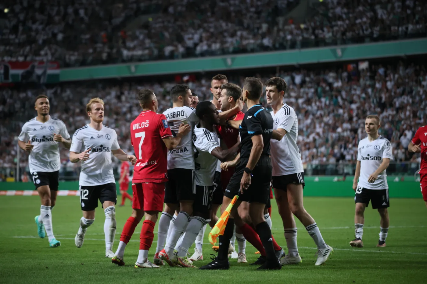 Przepychanka pomiędzy zawodnikami Legii i Widzewa