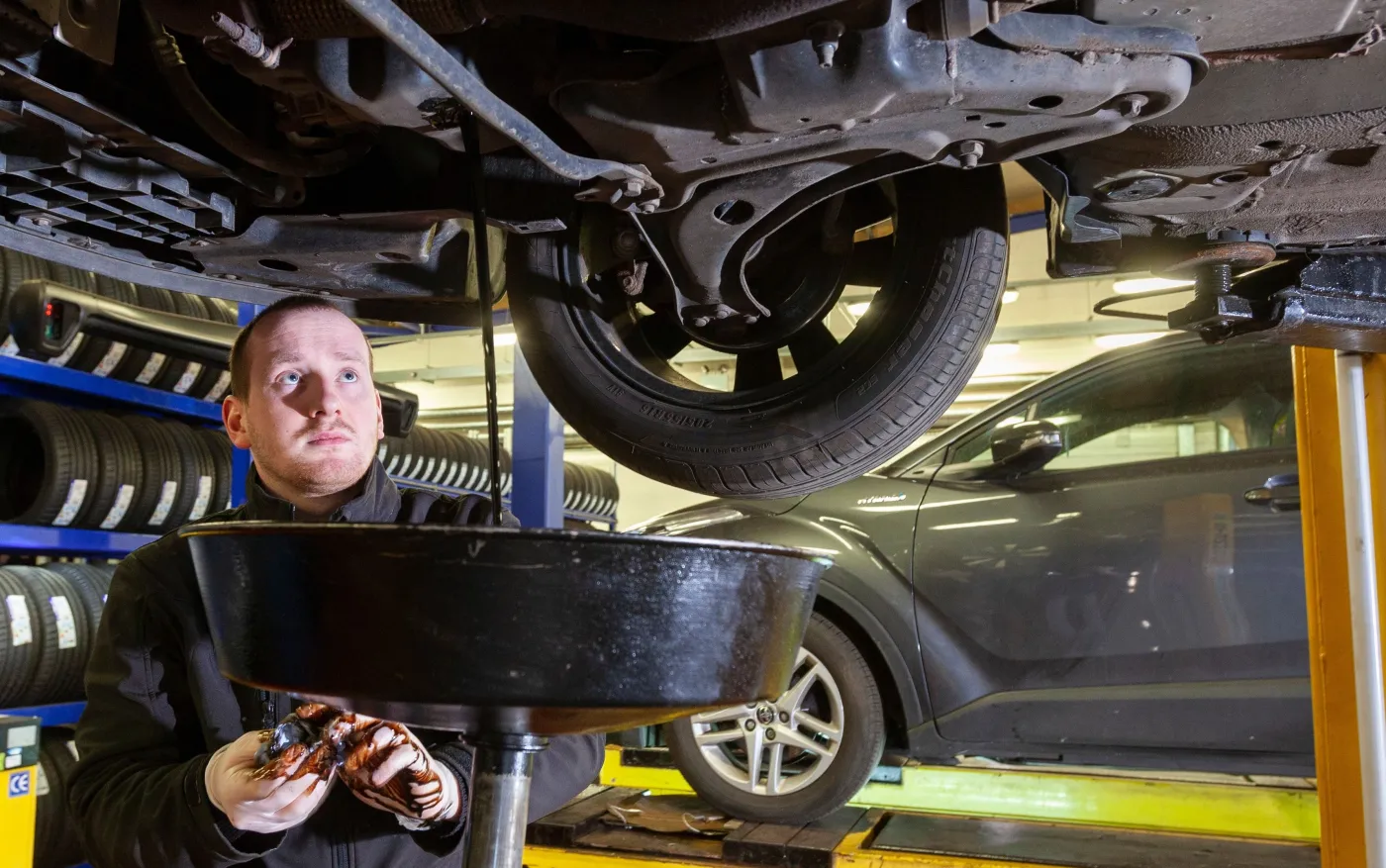 Co ile wymieniać olej w silniku? Nie tylko przebieg jest ważny