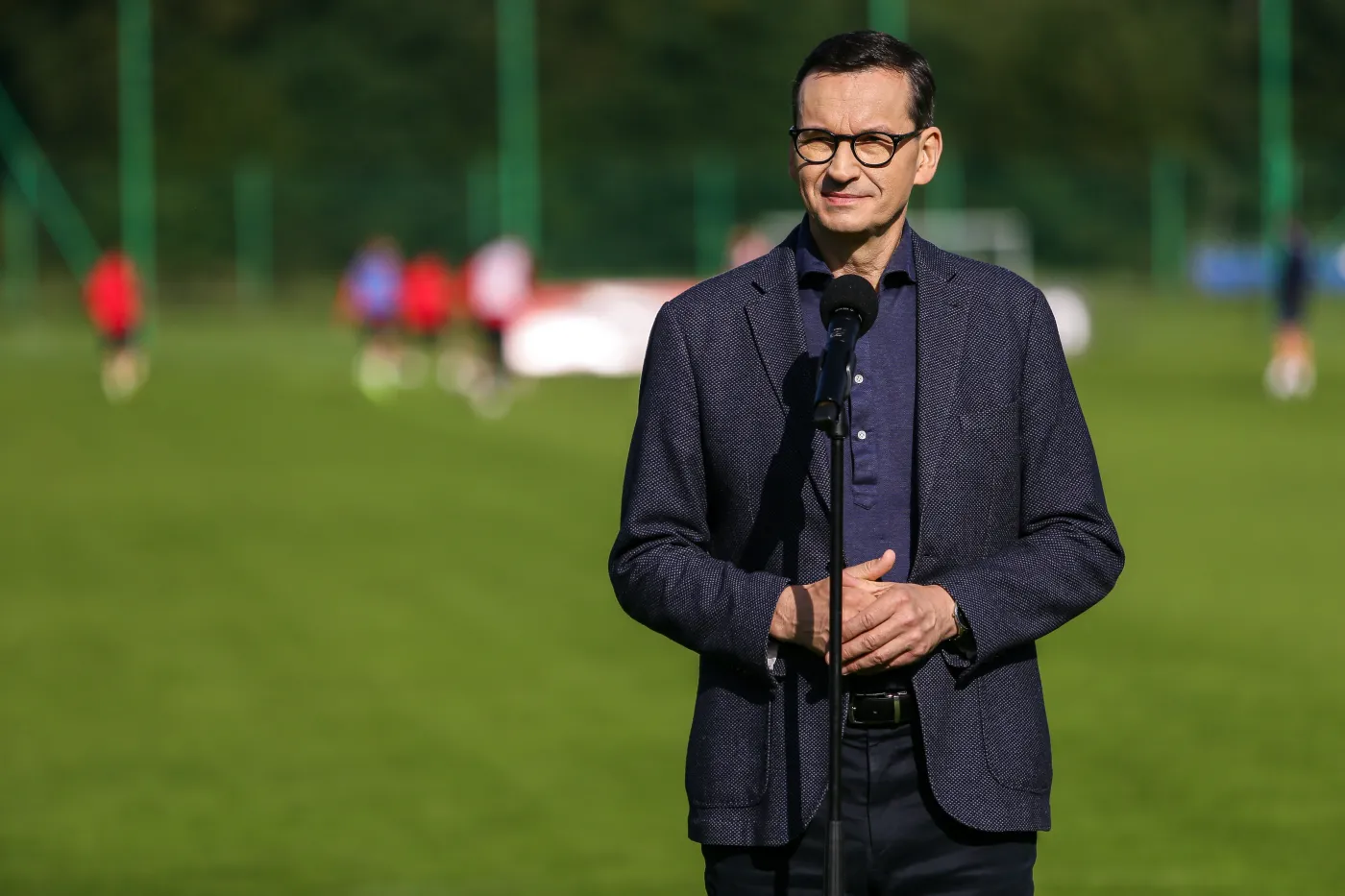 Premier Mateusz Morawiecki znów rozdaje pieniądze. Tym razem chce "kupić" głosy kibiców Wisły Kraków