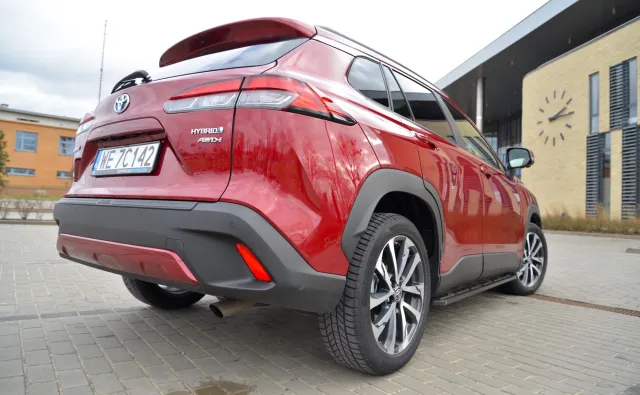 Toyota Corolla 2024 wjeżdża na rynek. Hybrydy znikają na pniu