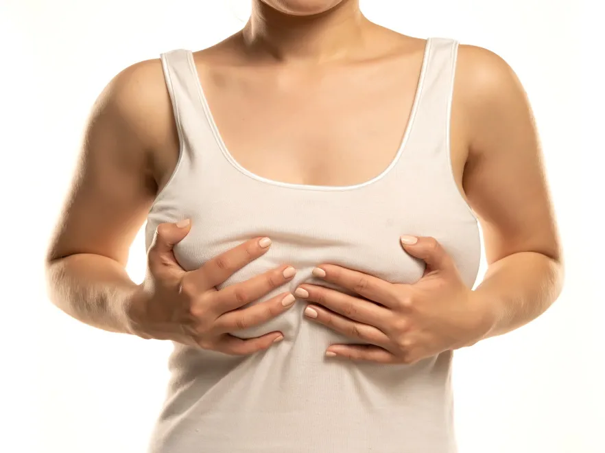 RAK PIERSI: komu najbardziej zagraża, jakie daje objawy i jak go wykryć?