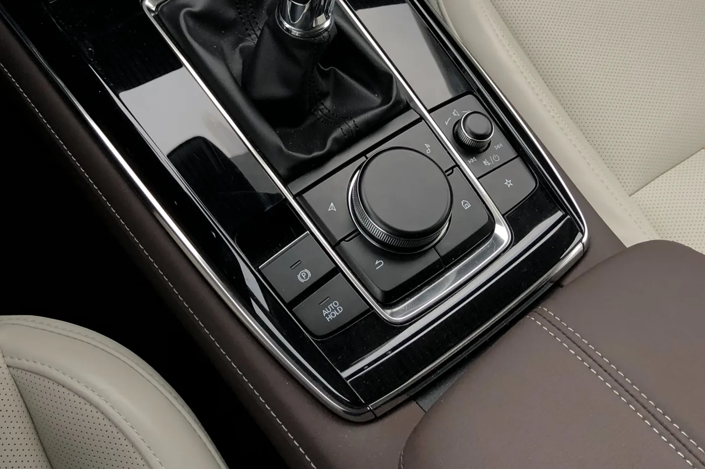auto-hold-przydatna-funkcja-hamulca-w-samochodzie-37978792.jpg