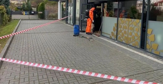 Kielce. Wszedł i bez słowa rozlał drażniącą ciecz w salonie masażu. Szuka go policja