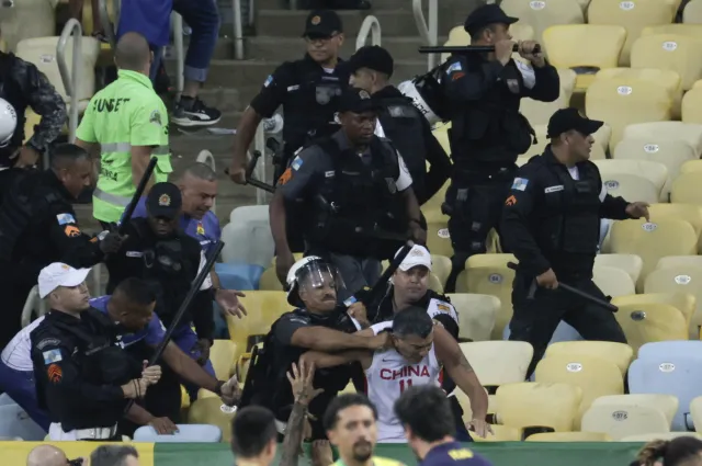 Dantejskie sceny na Maracanie. Brutalne starcia argentyńskich kibiców z brazylijską policją [FOTO]