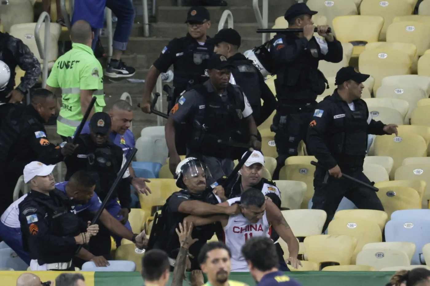 Dantejskie sceny na Maracanie. Brutalne starcia argentyńskich kibiców z brazylijską policją