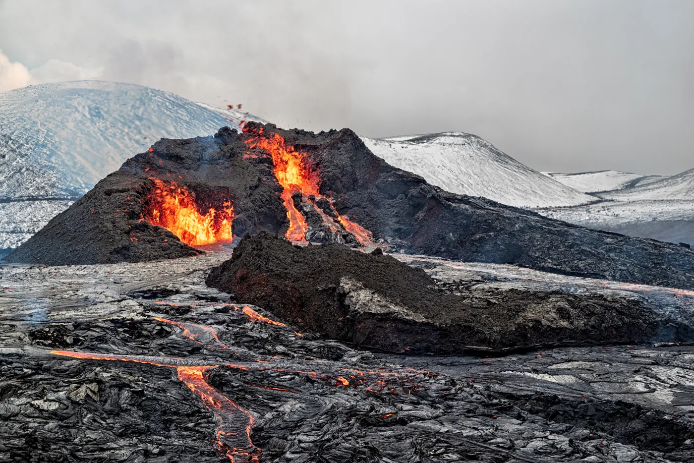 Fagradalsfjall znów wybuchł, lawa wypływa wąską szczeliną. "Erupcja wydaje się niewielka, ale..."