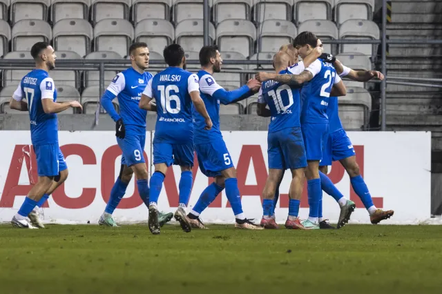 Puszcza wygrała z Widzewem i opuściła strefę spadkową [WIDEO]