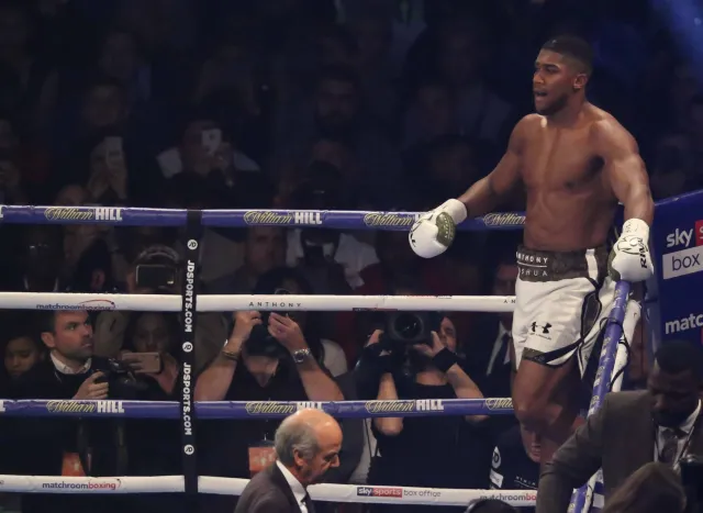Anthony Joshua "zdemolował" Otto Wallina. Sensacyjna porażka Deontaya Wildera [WIDEO]