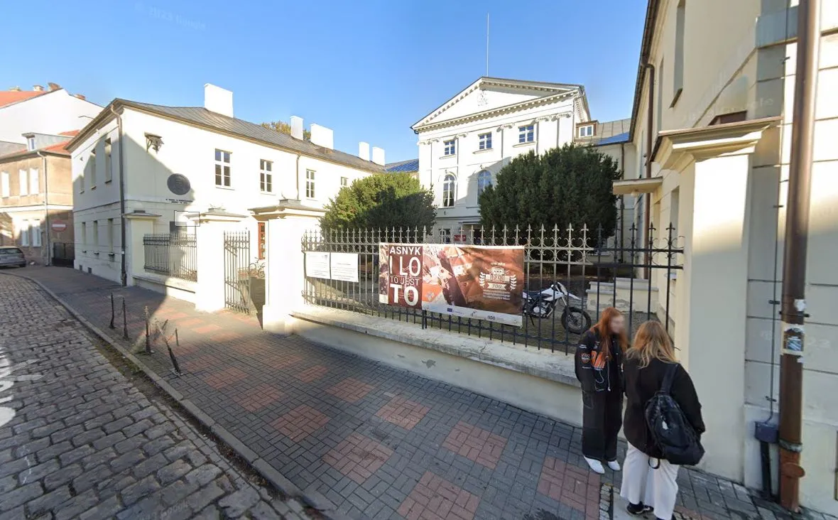 Kalisz. Ewakuacja w liceum. Ktoś rozpylił gaz pieprzowy