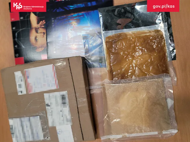 Zamiast winyli - narkotyki. Służby przejęły towar wart niemal milion złotych