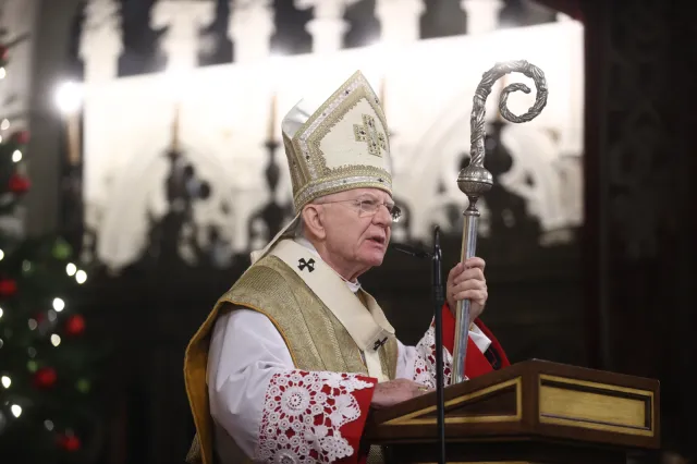 Abp Jędraszewski o TVP: Ludzie cierpią, płaczą, ponieważ nie mogą odmawiać koronki