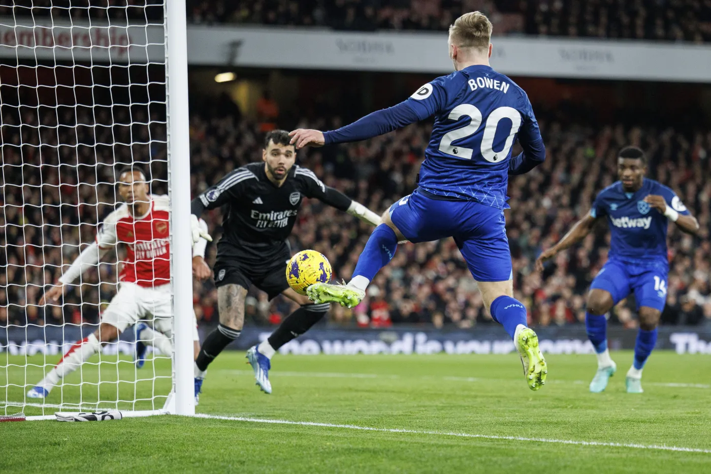 Wielka kontrowersja w meczu Arsenal - West Ham. Kosmiczny gol Estupiniana [WIDEO]