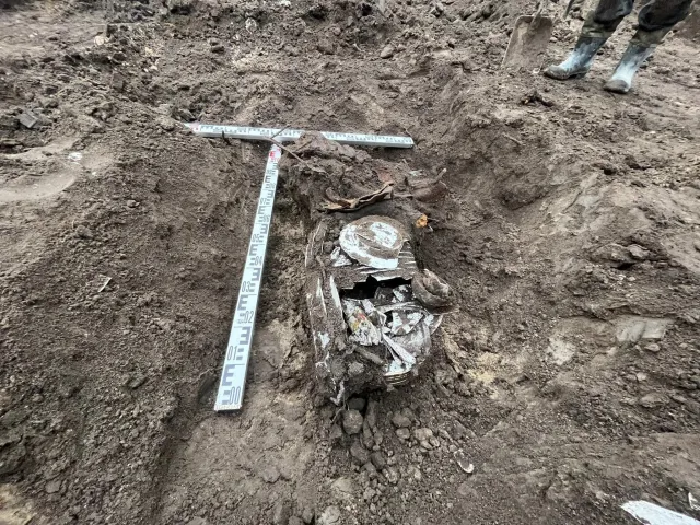 Cenny skarb pod nawierzchnią drogi. W skrzyniach przedmioty z II wojny światowej