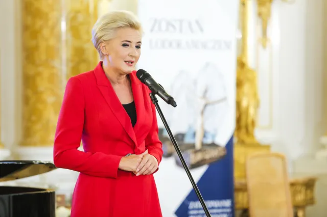 Agata Kornhauser-Duda w odważnej stylizacji. Takiego zestawienia nikt się po niej nie spodziewał [FOTO]