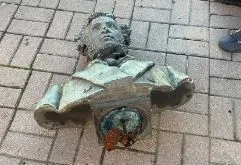 Popiersie Puszkina w Kijowie zrzucone z postumentu. Na cokole napis "za Buka"