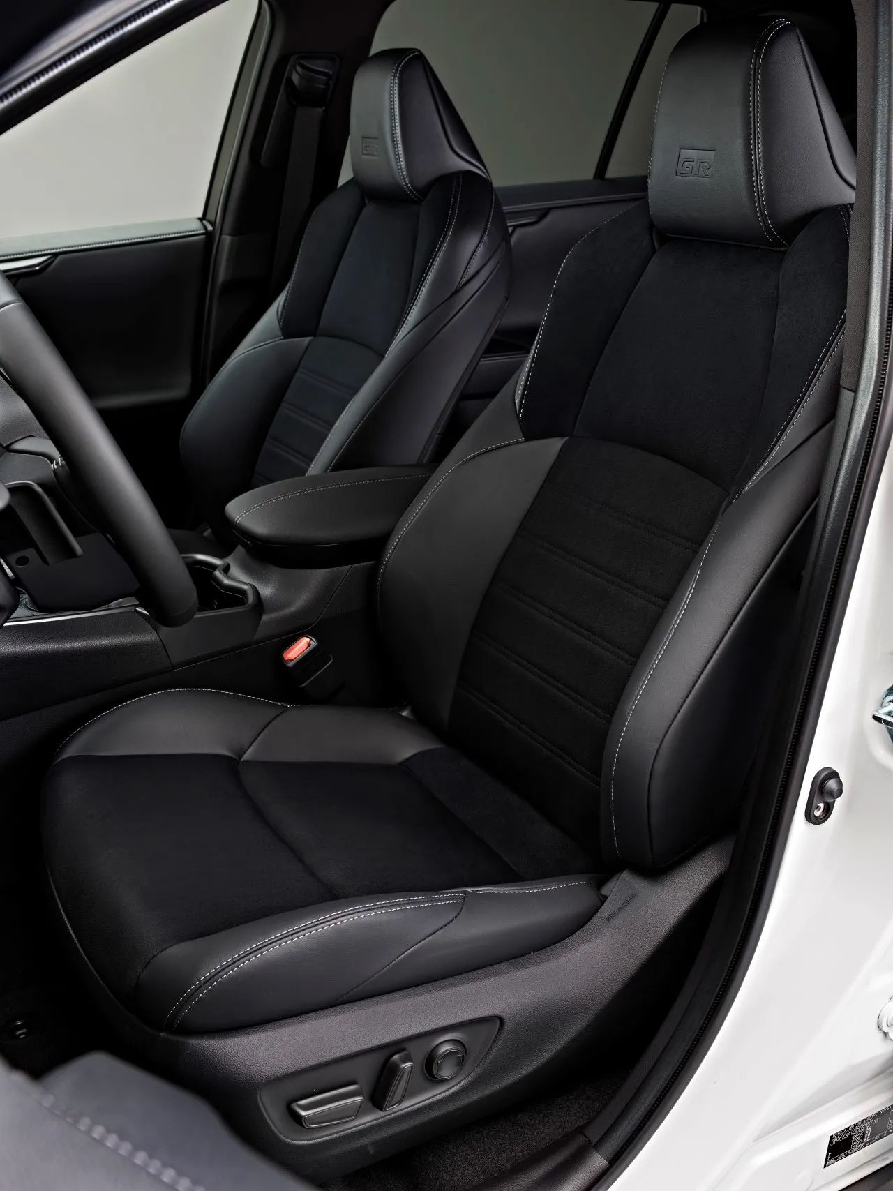 toyota-rav4-gr-sport-sportowy-styl-i-zawieszenie-37595867.jpg