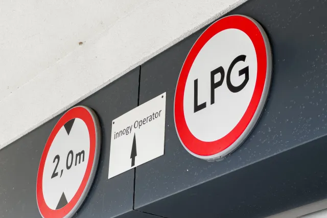 Wjazd do garażu autem z LPG. Co grozi za złamanie zakazu? Co na to przepisy?