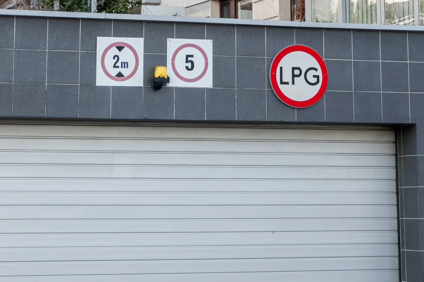 zakaz-wjazdu-dla-aut-z-lpg-garaz-wjazd-do-garazu-38091059.jpg
