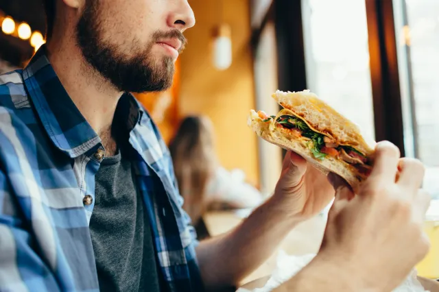 Czy jedzenie faktycznie może poprawić nastrój? Naukowcy już znają odpowiedź