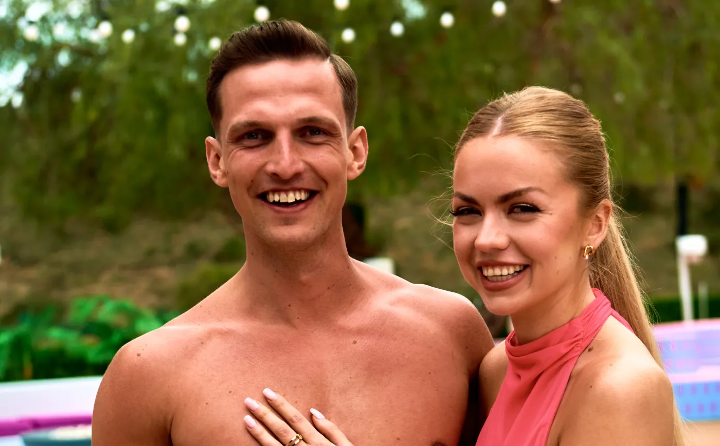 "Love Island. Wyspa Miłości". Co go odrzuca u dziewczyn i "smakowanie" nieznajomego [FOTO]