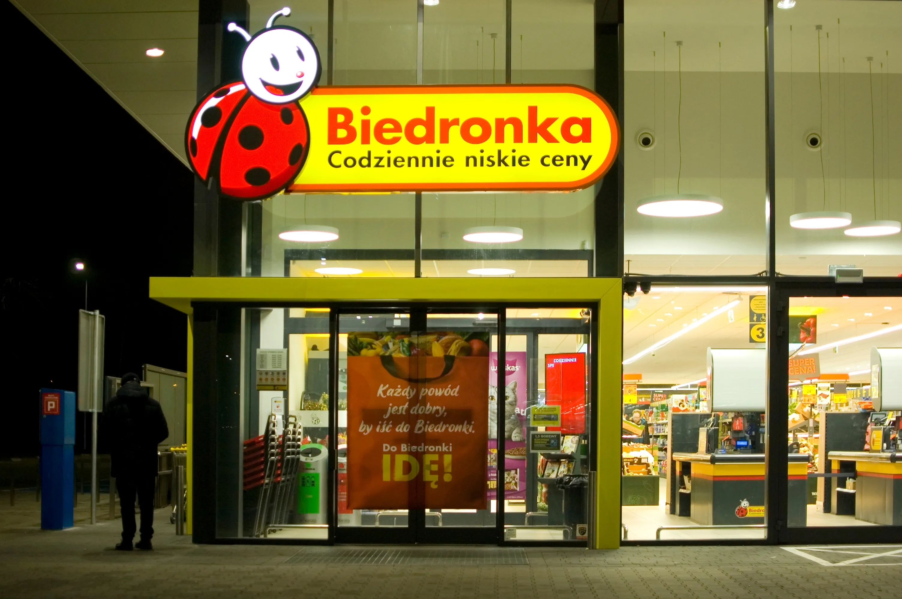 Gratisy, perfumy za 5 zł i masło za grosze. Biedronka z promocjami na weekend