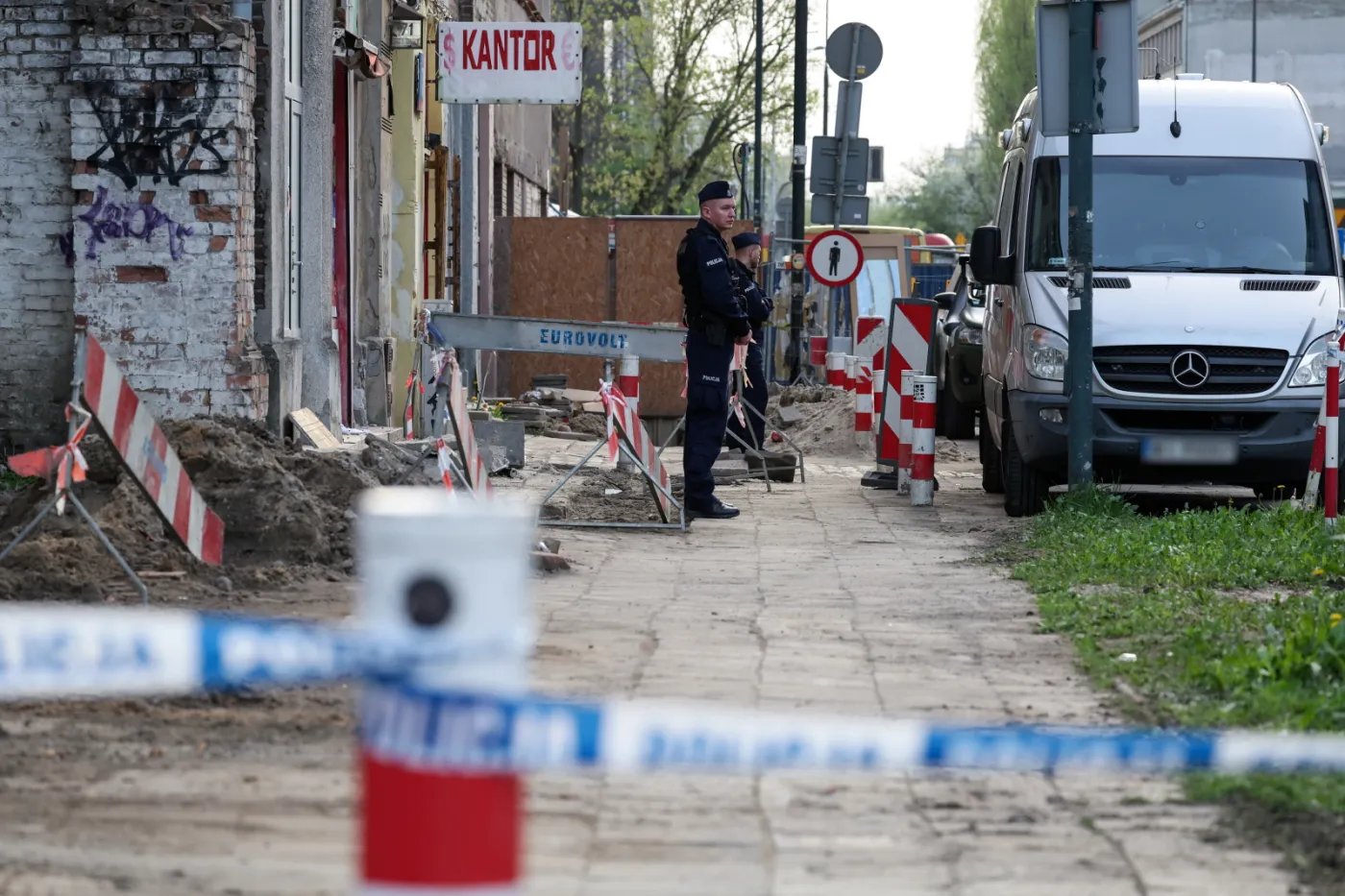 Ciała znalezione w kamienicy na Woli. Zatrzymano 7 osób
