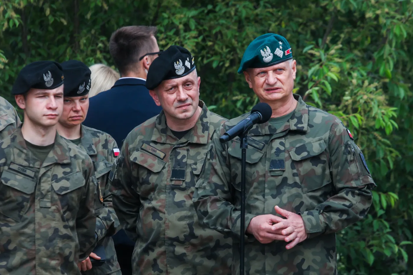 Dowódca 18 Dywizji Zmechanizowanej gen. dywizji Arkadiusz Szkutnik (P) i płk Sławomir Lidwa (2P) 