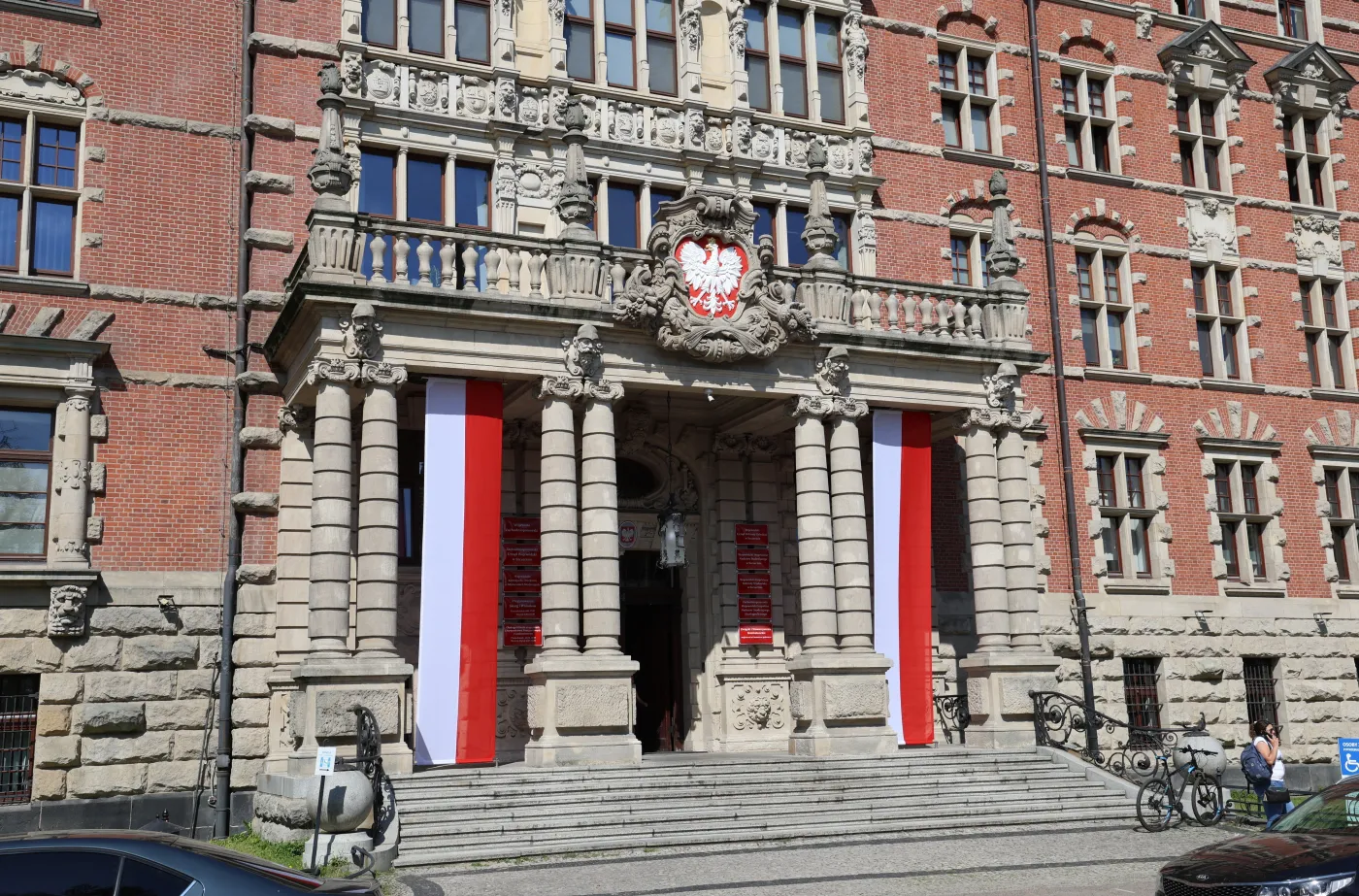 Wojewoda z czasów PiS podpisany na godle. "Myślałem, że to fake"