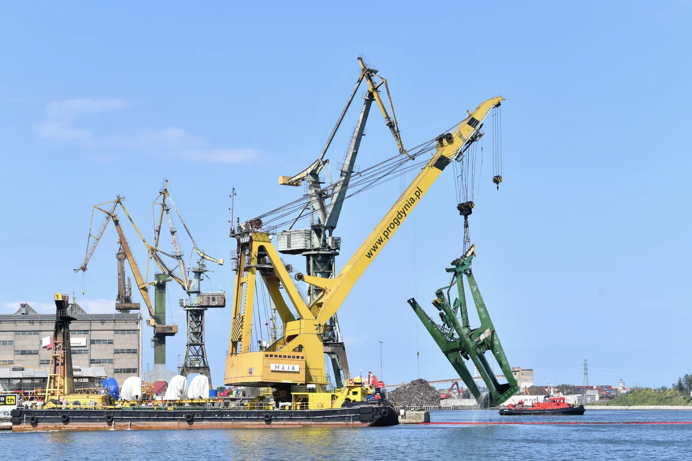 Gdańsk. Dźwig wydobyty z kanału, żegluga wznowiona