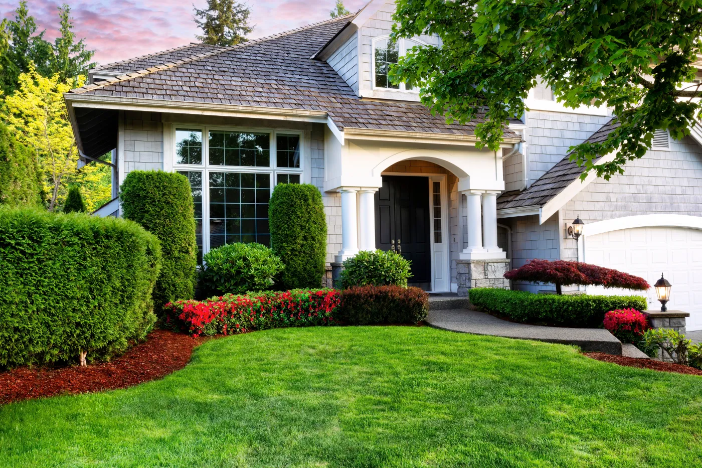 Trawnik nieruchomość trawa murawa Beautiful,Home,Exterior,In,Evening,With,Manicured,Green,Lawn,And