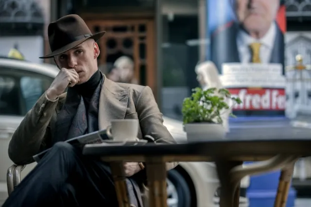 Kultowy thriller polityczny doczekał się kilku adaptacji filmowych. Czas na serial