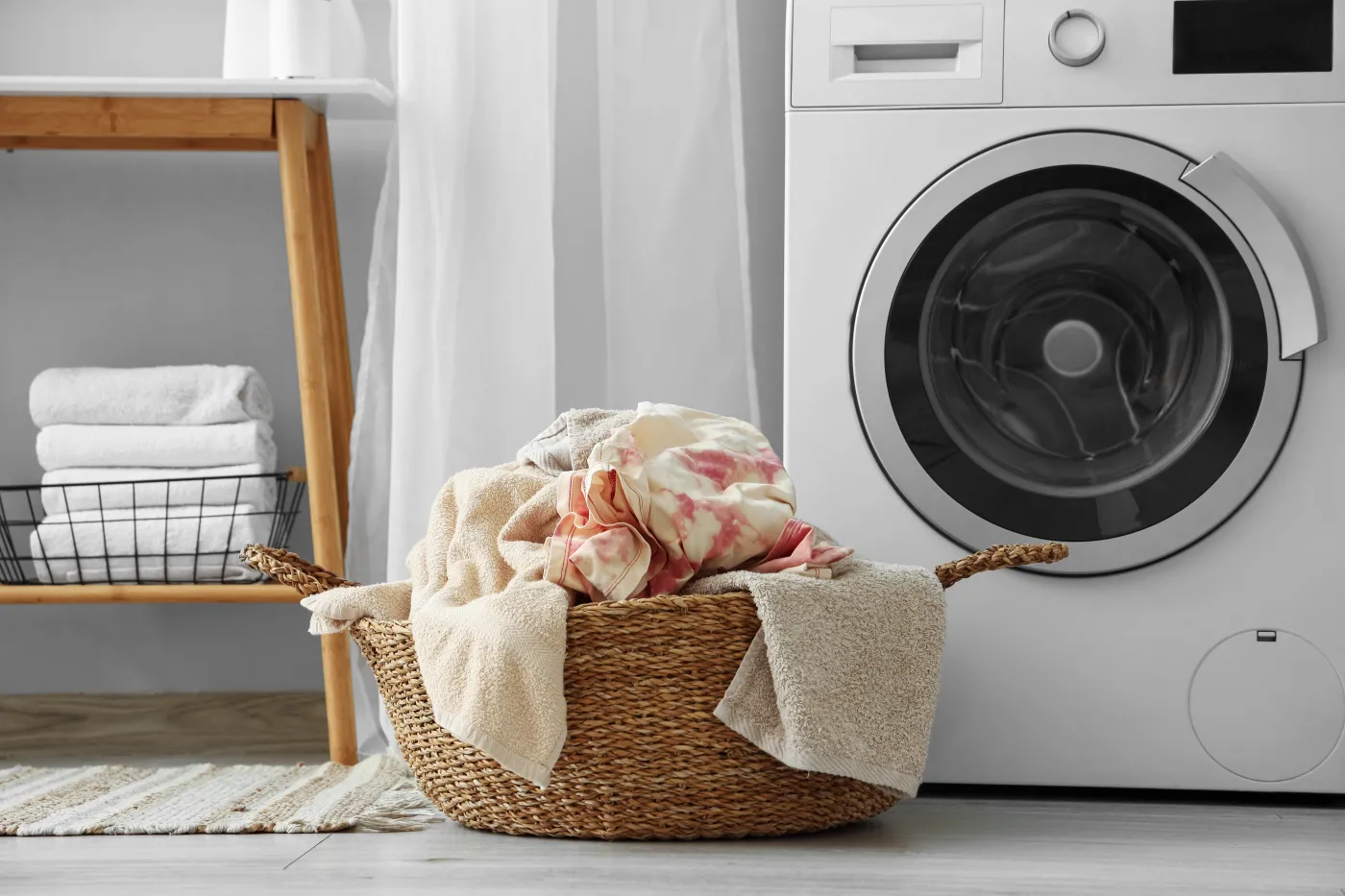 Pranie pralka zalety prania na zimno Wicker,Basket,With,Dirty,Clothes,Near,Washing,Machine,In,Laundry
