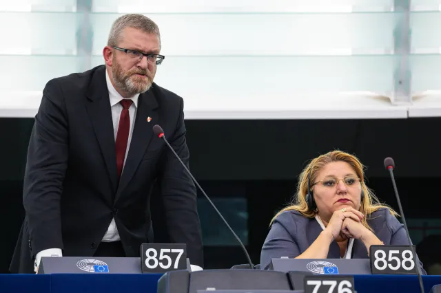 Grzegorz Braun znów szokuje w Brukseli. Cała Europa mówi o tym, co zrobił