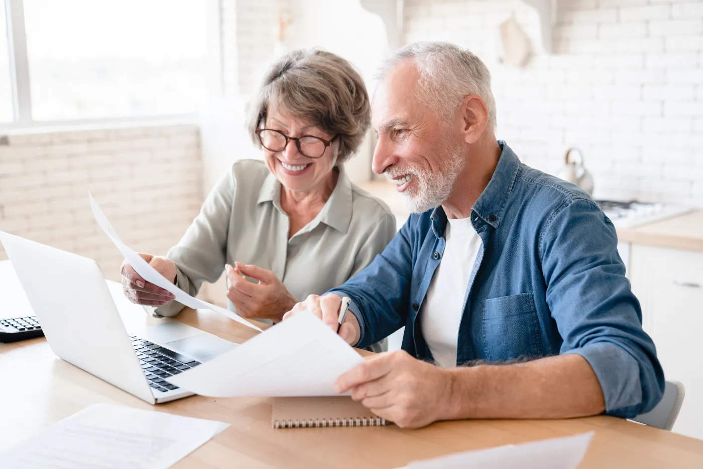 senior seniorzy emeryt emerytura Smiling,Caucasian,Old,Elderly,Senior,Couple,Husband,And,Wife,Using