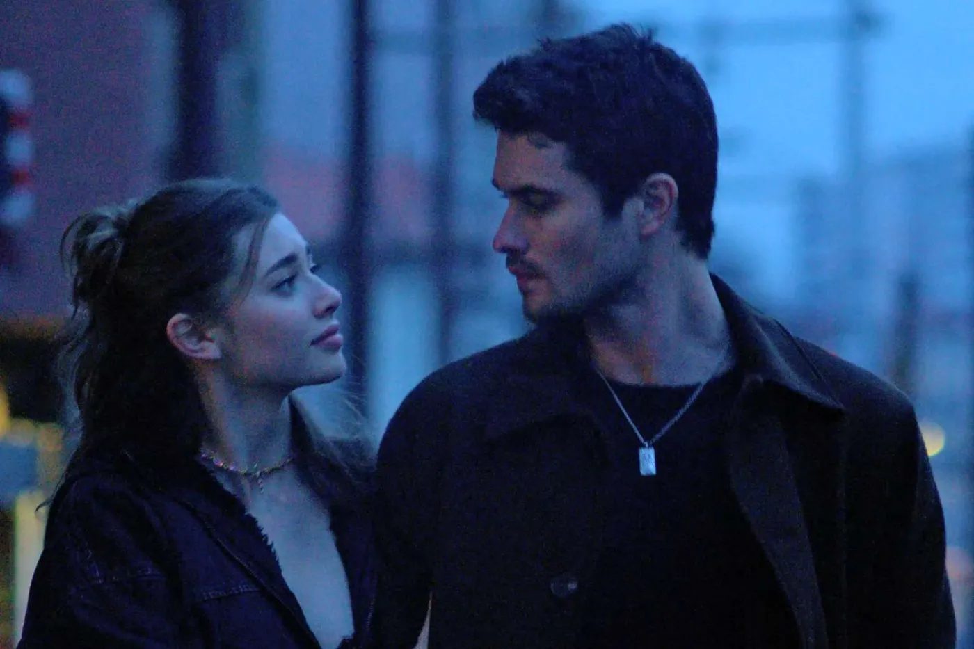 Sydney Taylor i Chase Stokes w filmie "Naznaczeni"