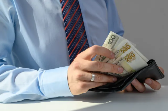 Nadchodzi koniec gotówki. Zakaz płacenia, limity w bankomatach, kontrola fiskusa - wszystko co trzeba wiedzieć