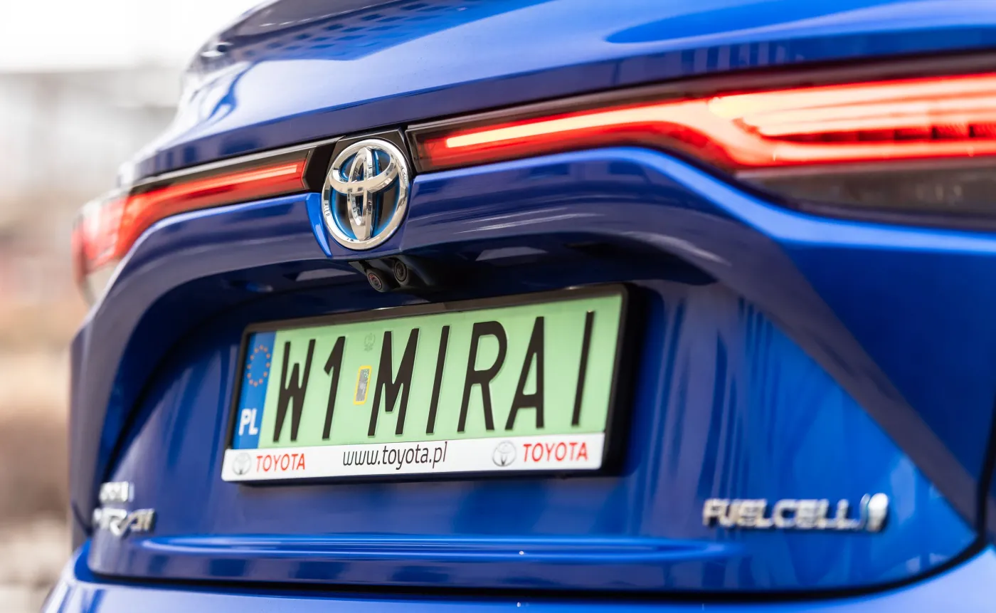 toyota-mirai-indywidualne-tablice-rejestracyjne-38486688.jpg