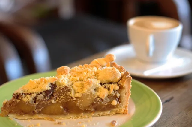 Smakowita szarlotka z papierówek. Prosty i szybki przepis od Jakuba Kuronia