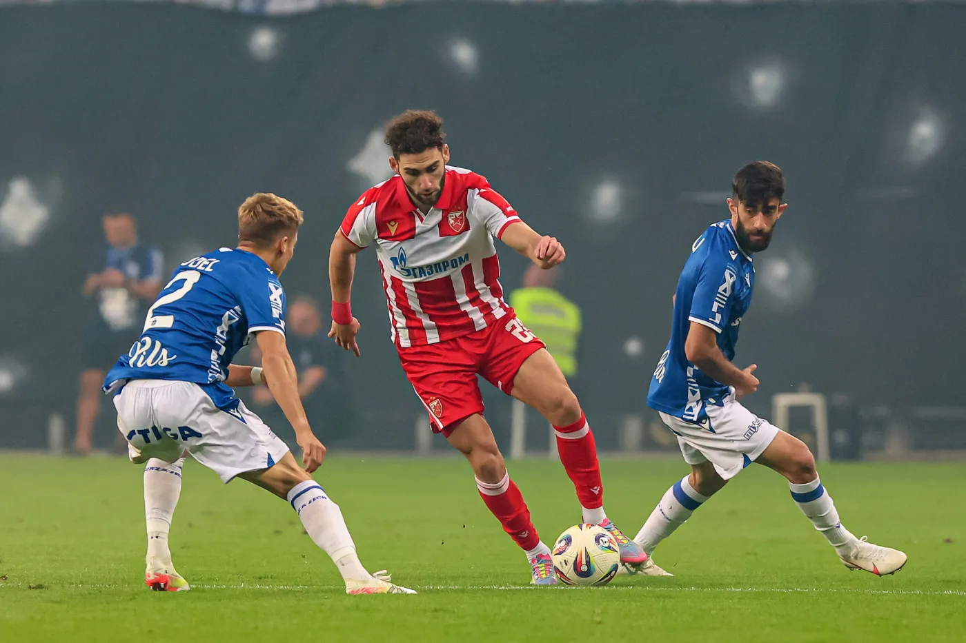 Lech pogrzebał swoje szanse na grę w Lidze Mistrzów. Crvena Zvezda nie pozostawiła mu złudzeń