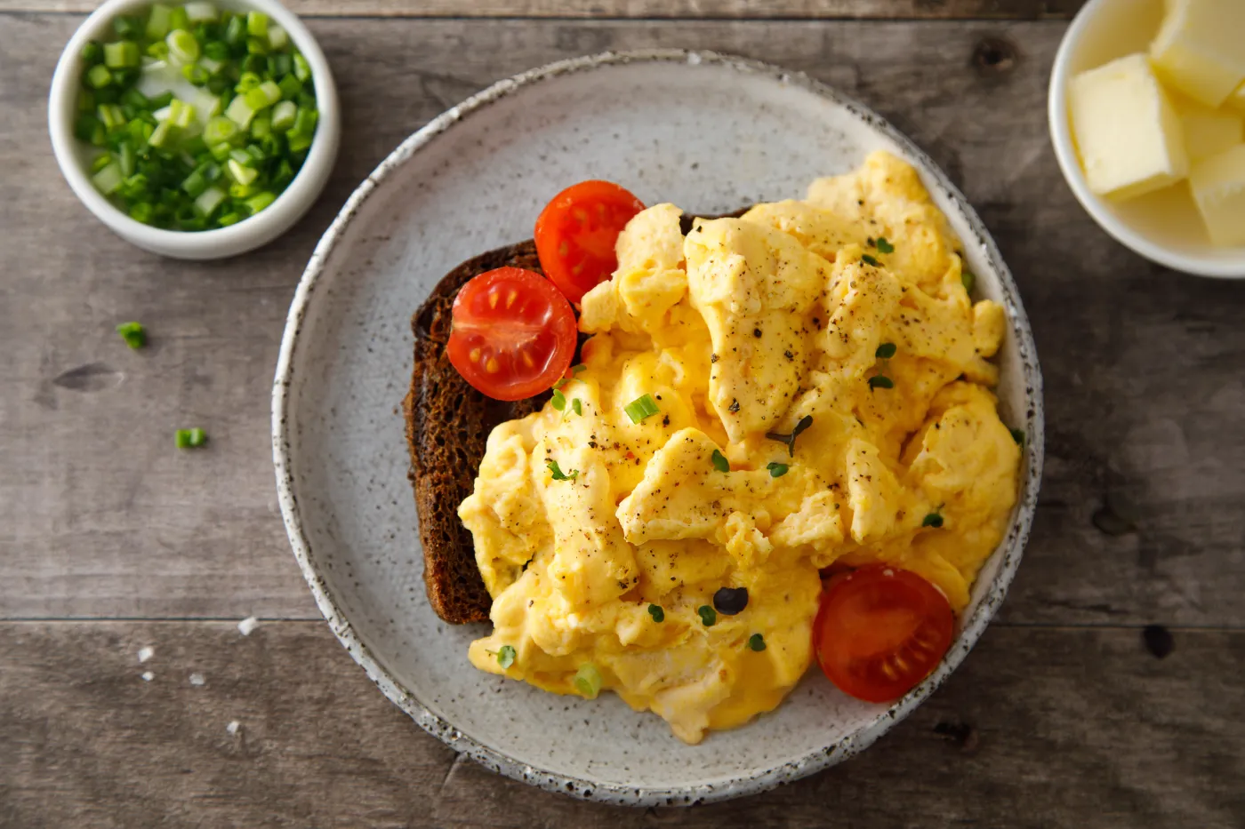 Przepis na idealną jajecznicę, puszystą i delikatną. Już nigdy nie zrobisz jej inaczej