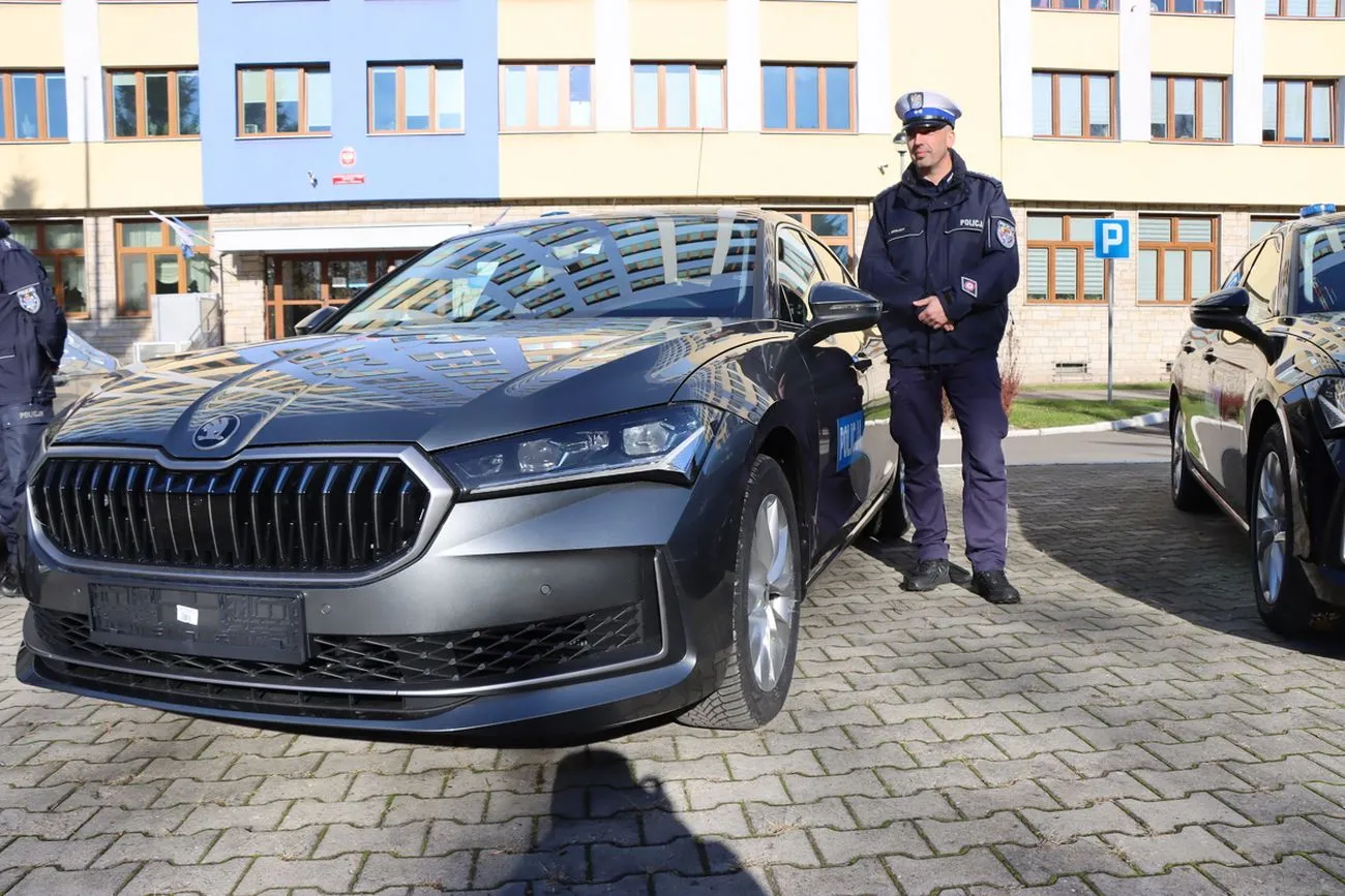 skoda-superb-nowy-nieoznakowany-samochod-policji-38932094.jpg