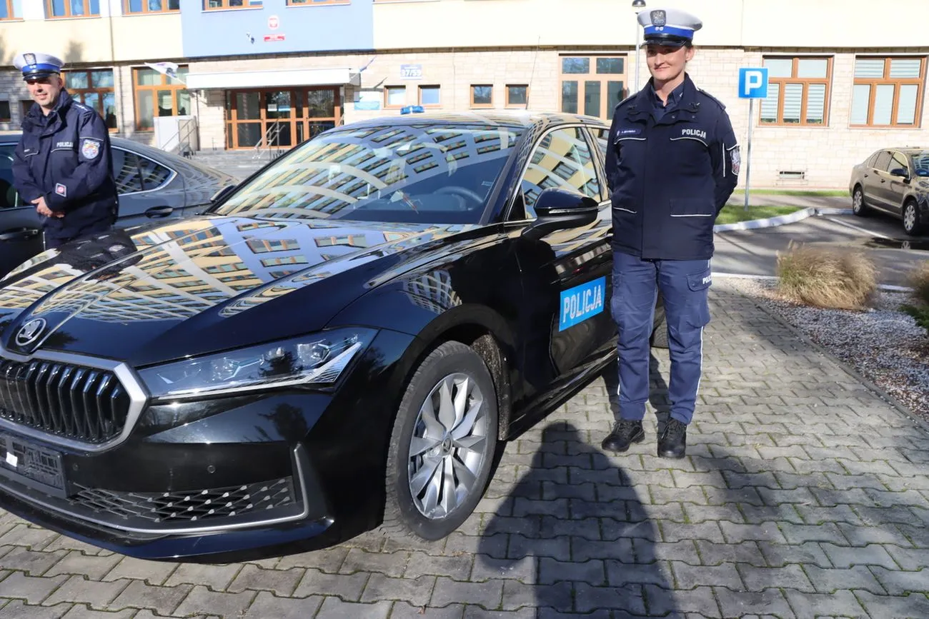 skoda-superb-nowy-nieoznakowany-samochod-policji-38932116.jpg