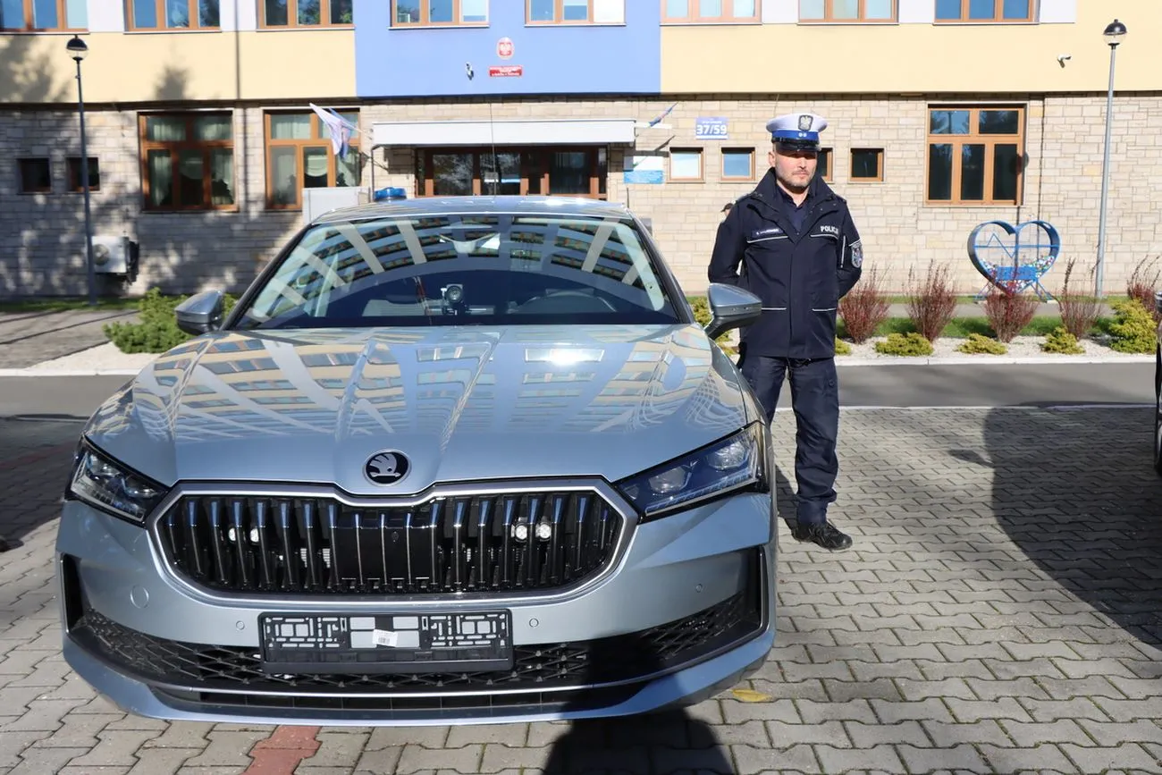 skoda-superb-nowy-nieoznakowany-samochod-policji-38932124.jpg