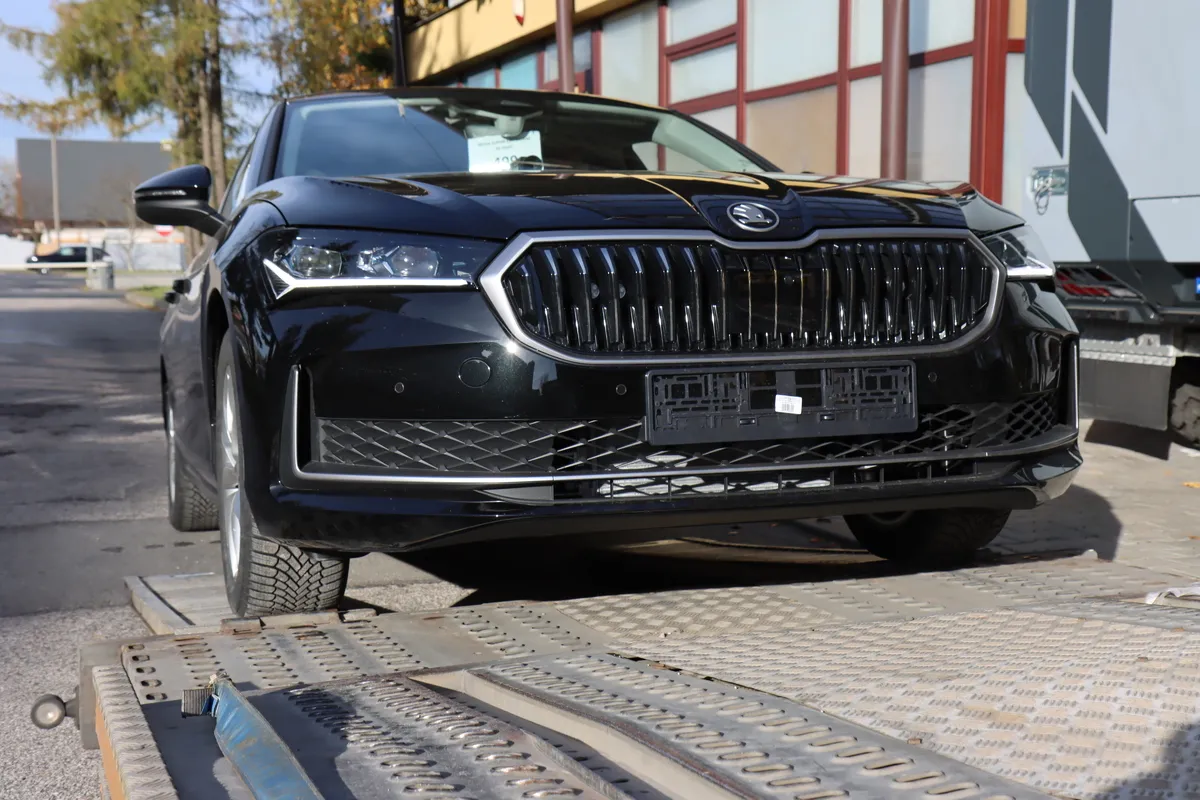 skoda-superb-nowy-nieoznakowany-samochod-policji-38932137.jpg