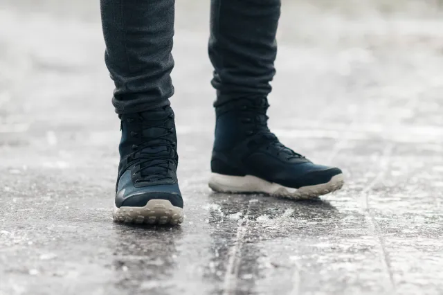 Co zrobić, żeby buty się nie ślizgały? Niezawodny patent z popularnym kosmetykiem