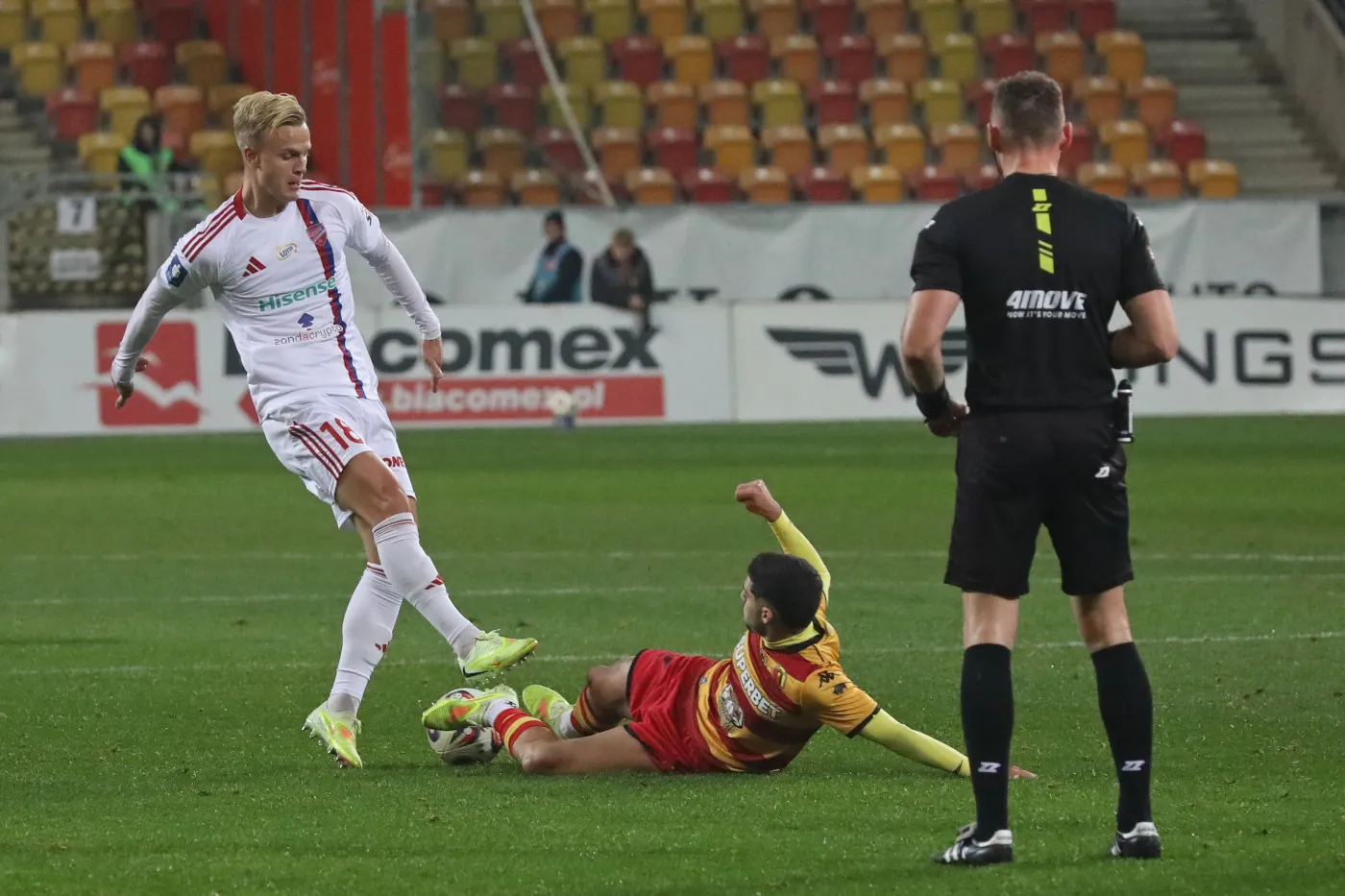Sędzia przerwał mecz Jagiellonia - Raków. Powodem wulgarny transparent obrażający jego kolegę