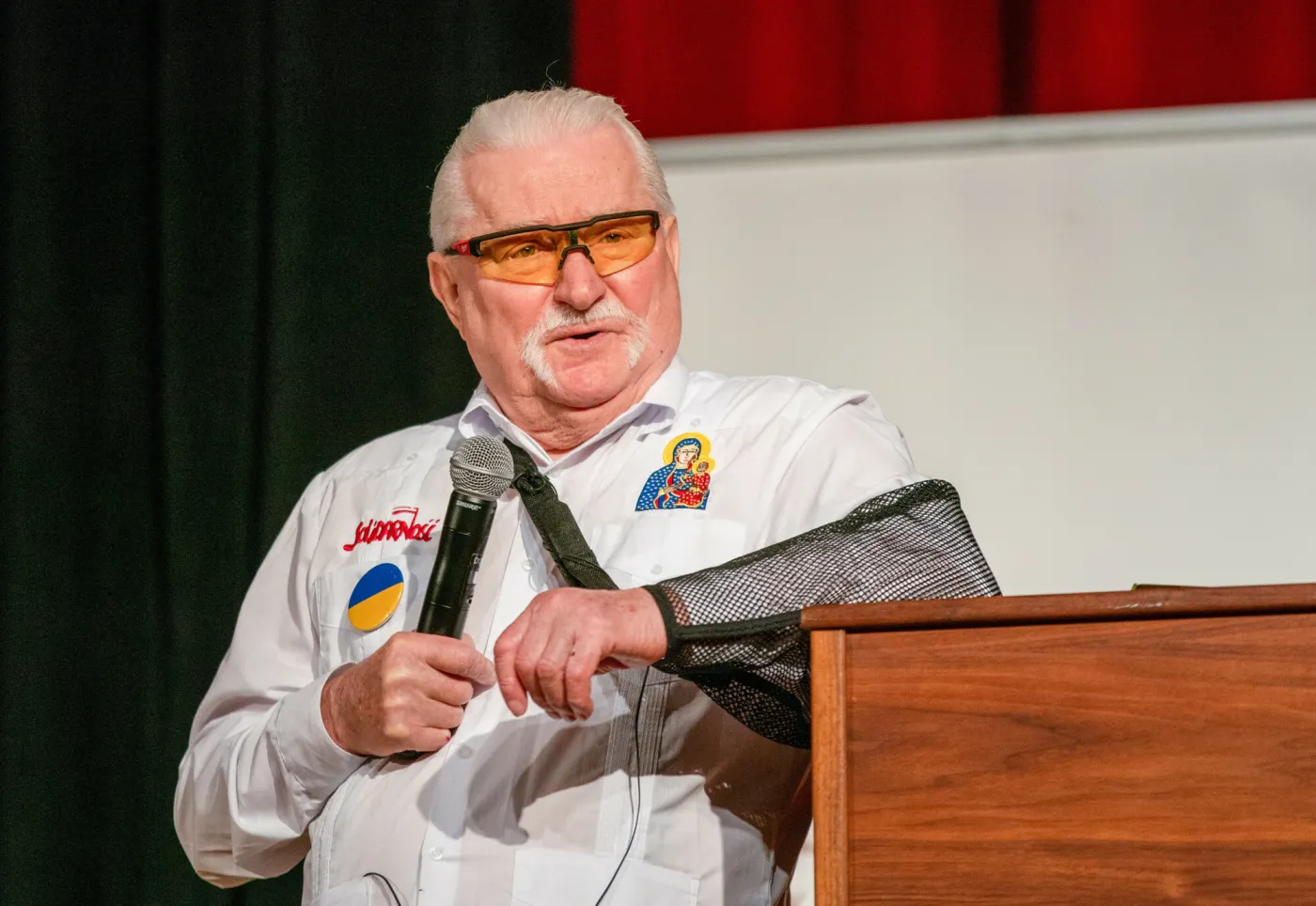 Lech Wałęsa z ręką na temblaku na zdjęciu ze szpitala. "Usunęli, co niepotrzebne" [FOTO]