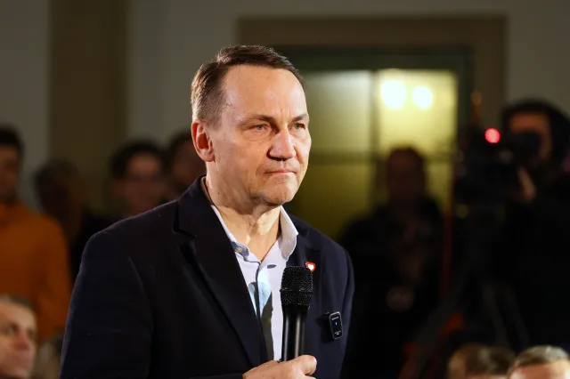 Sikorski stanowczo o planie pokojowym dla Ukrainy. Mówi o "kupczeniu ukraińskimi ziemiami"
