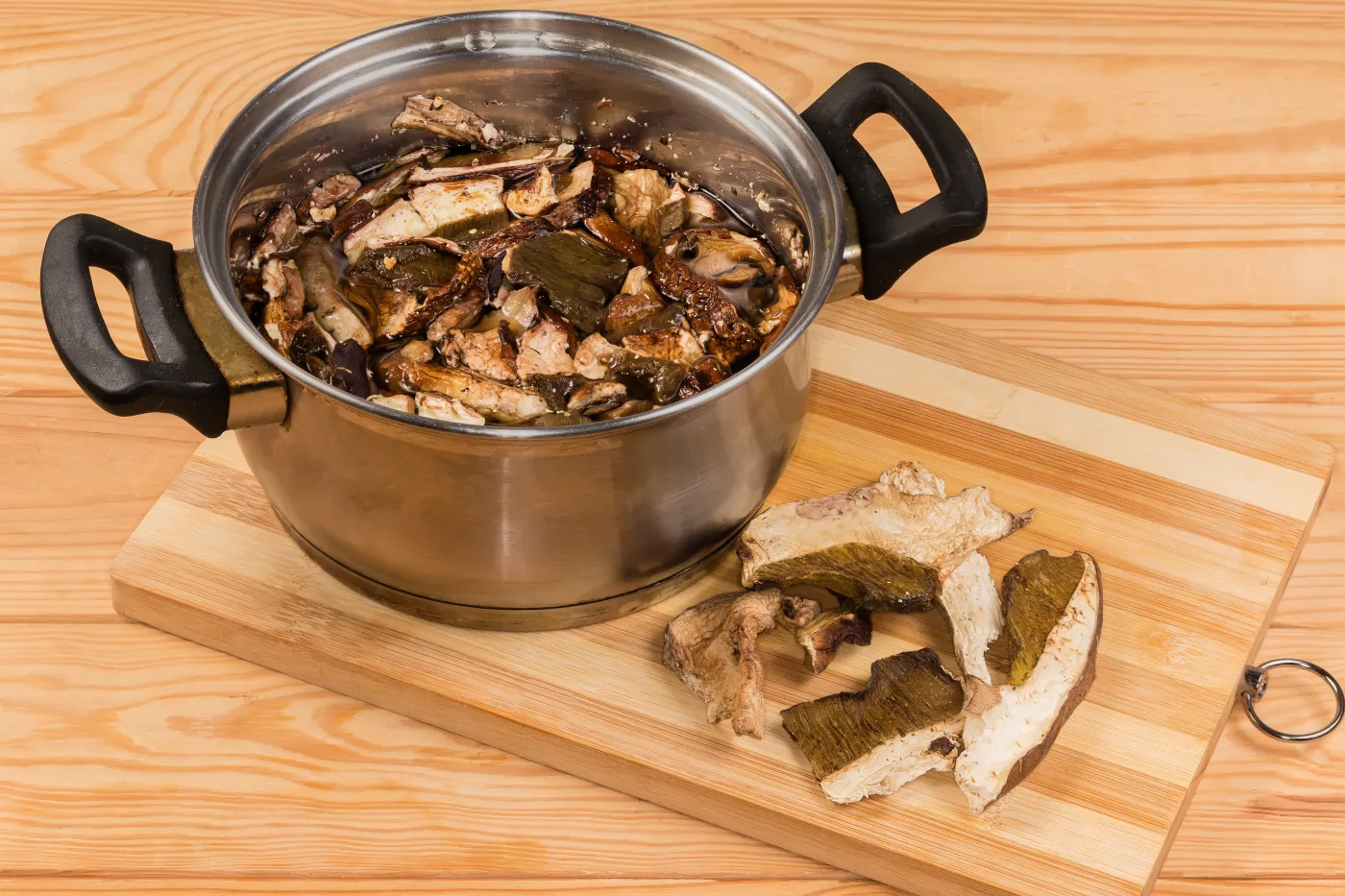 Jak długo moczyć suszone grzyby? Zrób tak, a będą pyszne, aromatyczne i mięciutkie